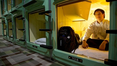 Junge Tokioter nutzen oft die Kapselhotels für wenig Geld. | Bild: BR/SR/Sibylle Smolka