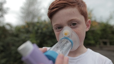 Teilnehmer Joe mit einem Asthma-Inhalator. Joes Bakterien wurden untersucht, um festzustellen, wie sie seine Allergien beeinflussen. | Bild: BBC 2014/BR/Oliver Schofield