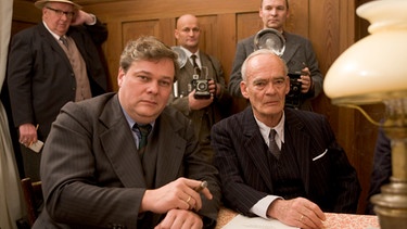 Vorne: Carlo Schmid (SPD) (Torsten Münchow, links) und Hans Nawiasky (Hans Michael Rehberg). | Bild: BR/Christian Rieger