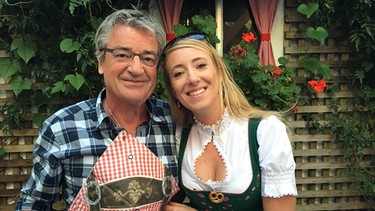 Jana Green aus der Oberpfalz hält die bayerische Kultur hoch. In ihrem Hinterhof hat sie sich einen privaten Biergarten eingerichtet, ihre Dirndl trägt sie auch im Alltag. | Bild: BR/megaherz gmbh/