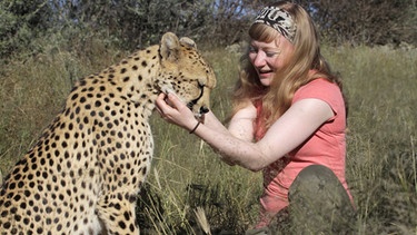 Paula krault den Geparden. | Bild: BR/Christiane Streckfuß