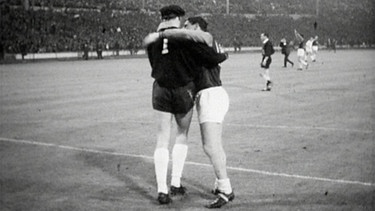Radi Radenkovic und der berühmte Bobby Moore umarmen sich nach Endspiel. | Bild: BR