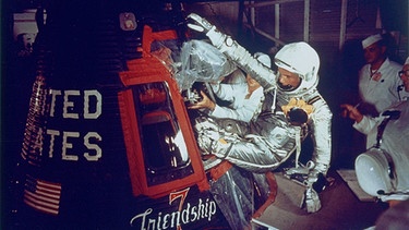 Astronaut John Glenn besteigt die Mercury-Kapsel, Februar 1962. | Bild: BBC/BR/NASA