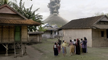 Nachinszenierung: Der Vulkan Tambora auf der indonesischen Insel Sumbawa bricht aus. | Bild: BR/SWR/Elmar Bartlmae