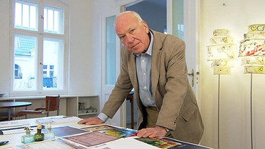 Ralph Jentsch, Kunsthistoriker, lebt in Berlin, Rom und New York. Jentsch hat maßgeblich dazu beigetragen den grössten Fälschungsskandal der Nachkriegsgeschichte aufzuklären, weil er sich auch für die Rückseiten der Bilder interessierte. Jentsch erkannte die falschen Galerie-Etiketten hinten auf den Gemälden. | Bild: BR/WDR