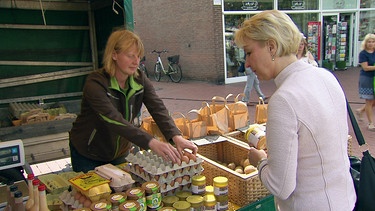 Britta Marbs will die regionalen Erzeuger und Märkte stärken. | Bild: az media/BR/NDR/Christian Leunig