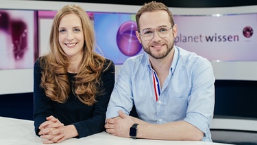 Die Moderatoren Carolin Matzko und Rainer Maria Jilg. | Bild: BR/Julia Müller