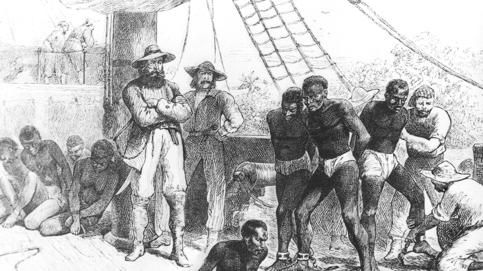 Sklaven werden auf das Schiff gebracht (Zeichnung, ca. 1910). | Bild: Anti-Slavery International/BBC/BR