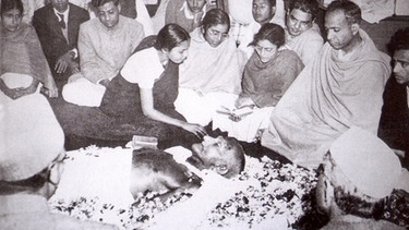 Trauer um den ermordeten Gandhi. | Bild: BBC/BR/The National Gandhi Museum