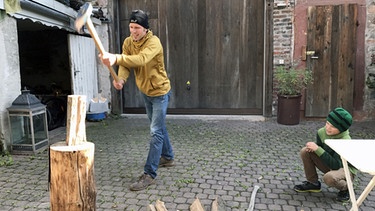 Jens Steingässer beim Holzhacken. Er will mit seiner Familie klimafreundlich leben. | Bild: BR/HR/Katja Sodomann