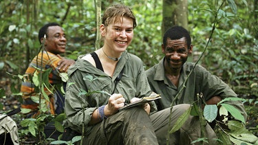 Die britische Biologin und Primatenforscherin Angelique Todd und ihr Team forschen seit vielen Jahren an einer Gruppe von Flachlandgorillas im Dschungel der Zentralafrikanischen Republik. | Bild: BR/NDR/NDR Naturfilm/Christina Karliczek
