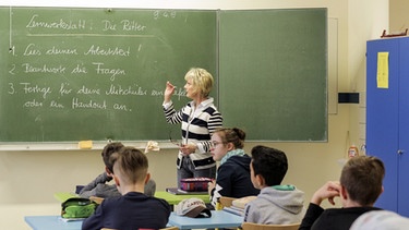 Petra Krause vermittelt ihren Schülern Sachverhalte an der Schultafel. | Bild: BR/MDR/Mia Media/Stefan Hoge