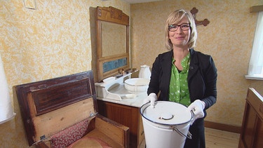Im Freilichtmuseum Detmold schaut sich Yvonne Willicks die Geschichte der Toilette mal genauer an. | Bild: BR/Solis TV/WDR