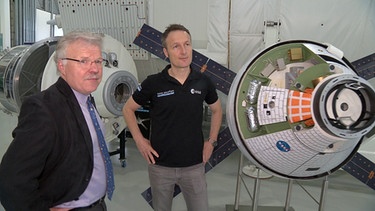 Von links: Physik-Professor Reinhold Ewald und Astronaut Matthias Maurer im Trainingszentrum der Europäischen Weltraumorganisation (European Space Agency, ESA) in Köln. | Bild: BR/SR