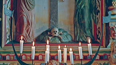 Der Kerzenleuchter in Form eines Wikingerbootes stellt die Ankunft des Christentums in Norwegen dar. | Bild: BR/SWR