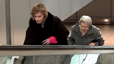 Hildegard Neuss mit ihrer 89-jährigen Mutter auf dem Weg in die Schweiz. | Bild: BR/Max Kronawitter