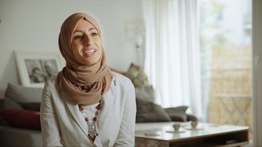 Sarah Marsso ist Politologin und arbeitet für das Frauennetzwerk Musawah in Paris. Die NGO kämpft für Gerechtigkeit der Frauen in muslimischen Familien. | Bild: ARTE/BR/rbb