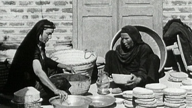 Frauen beim Brotbacken. | Bild: BR