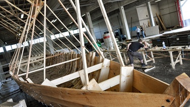 Bau des schnellen Patrouillenbootes "Navis Lusoria". Aus geborgenen römischen Schiffswracks erarbeitet ein Expertengremium Baupläne und rekonstruiert in aufwändiger Arbeit dieses historische Schiff. | Bild: BR/SWR/Peter Prestel