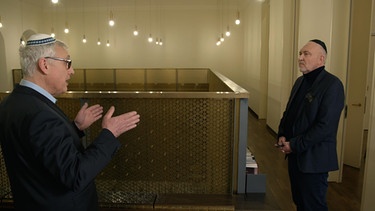 Von links: Felix Gothart, Vorsitzender der Israelitischen Gemeinde in Bayreuth erklärt Andreas Bönte den Frauentrakt in der Bayreuther Synagoge. | Bild: BR