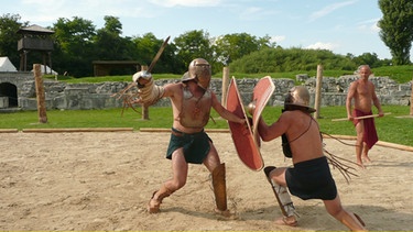 Studenten der Universität Regensburg lassen sich für das Experiment zu Gladiatoren ausbilden. | Bild: BR/SWR/Tilman Büttner