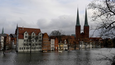 Hochwasser in der Altstadt von Lübeck, Schleswig-Holstein, nach der Ostsee-Sturmflut im Januar 2019. | Bild: Autentic/BR/Getty Images/picture alliance