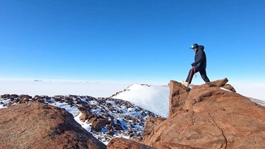 Unberührte Wildnis: Einige Felsrücken, die Gerst und sein Team zwischen den Gletschern in der Antarktis erkunden, hat vor ihnen noch niemals ein Mensch betreten. | Bild: BR/ESA/SWR/Alexander Gerst