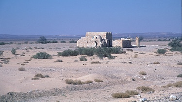 Quasr Amra – das Wüstenschloss aus dem 8. Jhd. liegt ca. 85 km östlich von Amman. | Bild: BR/SWR/Schmidt & Paetzel Fernsehfilme
