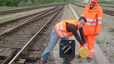 Willi will wissen, wohin ein Güterzug fährt, wenn Waren transportiert werden. Er lässt sich von einem Bahnangestellten am Münchner Rangierbahnhof die Arbeit erklären. | Bild: BR/megaherz gmbh