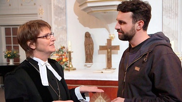 In der evangelischen Kirche gibt es kein Problem mit Frauen auf der Kanzel. Frauke Eiben ist eine von ihnen. | Bild: BR/SWR