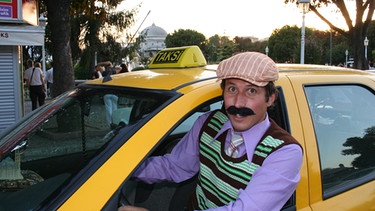 Willi als türkischer Taxifahrer. | Bild: BR/megaherz gmbh