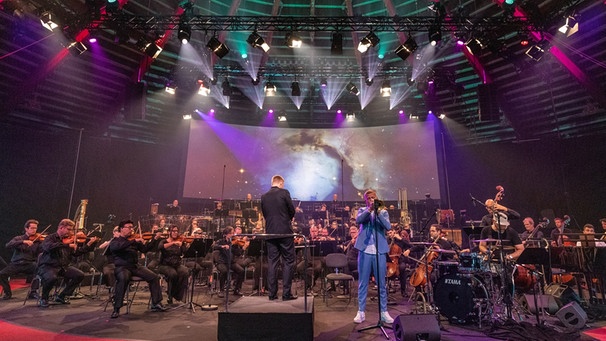 Space Night in Concert im Circus Krone mit Dirigent Patrick Hahn und Trompeter Nils Wülker und dem Münchner Rundfunkorchester. | Bild: BR/Markus Konvalin