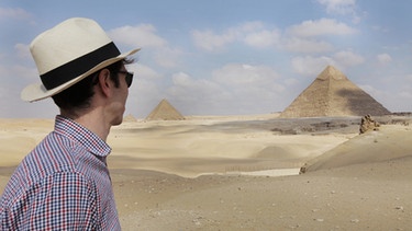 Alastair betrachtet die Pyramiden von Gizeh. | Bild: BBC/BR/Tim Dunn