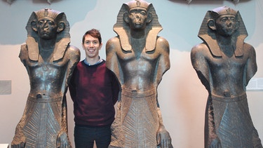 Alastair mit Statuen des Pharao Sesostris II im Britischen Museum. | Bild: BBC/BR/Tim Dunn