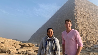 Archäologin Raksha Dave und Historiker Dan Snow vor den Pyramiden in Ägypten. | Bild: BR/Voltage TV/Amanda Lyon