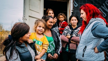 Jenny mit Roma-Frauen. Diese Frauen haben oft viele Kinder, seit 2017 berät Jenny sie in punkto Verhütung. | Bild: BR/MDR/Alea Horst