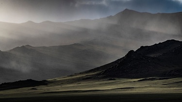 Nebelschwaden über der mongolischen Steppe. | Bild: BR/Michael Martin/Michael Martin