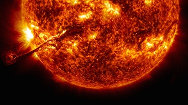 Kombinierte Aufnahme in unterschiedlicher Wellenlängen, die eine riesige Materienschleife in der Sonnencorona zeigt. | Bild: NASA's Goddard Space Flight Center