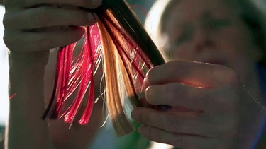 Die Haarfarben für die Perücke sucht Beate Dreher mit der Kundin immer gemeinsam aus. | Bild: BR/SWR/Steffen Bohnert