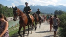 Polizisten mit Pferden im Einsatz beim Reggae-Festival. | Bild: BR/Georg Antretter
