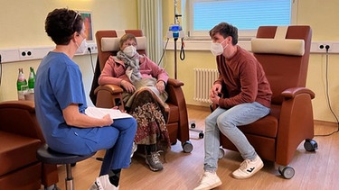 Frank Seibert (rechts) im Gespräch mit der Ärztin Dr. Anette Voigt und einer Patientin über die Misteltherapie, die begleitend zur Chemotherapie am anthroposophischen Krankenhaus Herdecke eingesetzt wird. | Bild: BR/SWR