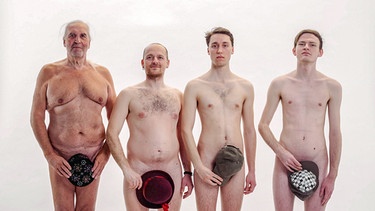 Vier nackte Männer mit Hüten vor ihren Penissen. | Bild: BR/Nikolaus Geyrhalter Filmproduktion/ORF