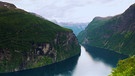 Flankiert von 1.700 Meter hohen Bergen gilt der Geiranger als spektakulärster unter den über 1.000 Fjorden. | Bild: BR/Miramedia/NDR/Elke Bille
