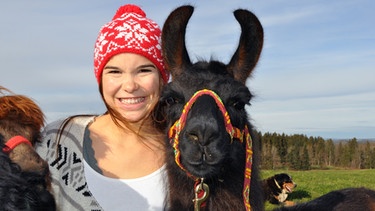 Dieses Lama ist neugierig und entspannt - das erkennt Anna an den aufgestellten Ohren. | Bild: BR/Text und Bild Medienproduktion GmbH & Co. KG