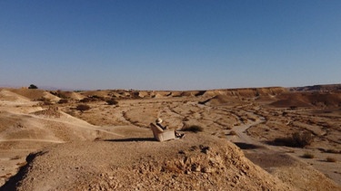 „Heiß wie die Hölle aber der schönste Ort der Welt“, sagt Uri Segev, ehemaliger Bürgermeister von Tsukim in der malerischen Arava-Wüste im Grenzgebiet zu Jordanien. | Bild: BR/Mike Lingenfelser