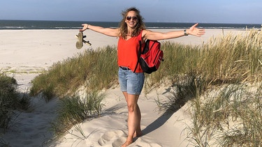 Keine Strandkörbe, aber viel Ruhe und einen fast 900 Meter breiten weißen Sandstrand, findet Moderatorin Tamina Kallert im Osten von Wangerooge. | Bild: BR/NDR/WDR/Beate Höfener