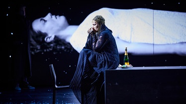 Proserpina (Almerija Delic) und Euridice (Julia Grüter, im Video). | Bild: Staatstheater Nürnberg/Ludwig Olah