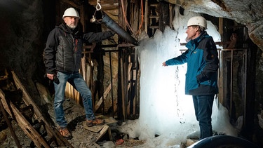 Der ehemalige Steinhauer Heiko Biedermann (links) und Geologe Wolfgang Schilka im Altbergbau von Lengefeld. | Bild: BR/MDR/Oliver Kaufmann