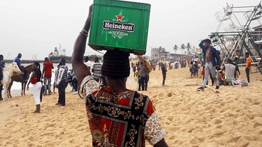 Strand in Nigeria - Afrika gilt als Bier-Zukunftsmarkt. | Bild: BR/EIKON Filmproduktion & Miramonte Film/RBB