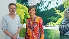 Moderatorin Annette Krause mit Künstler Andreas Scholz im Schloss Kisslegg. | Bild: BR/SWR/Jochen Schmid